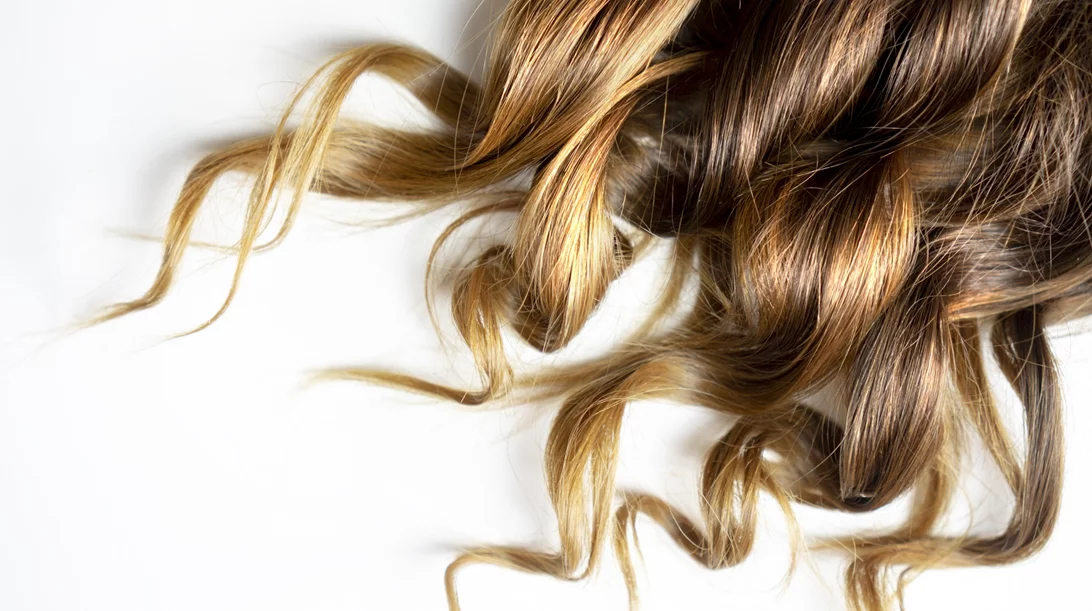 Πώς να λούζεσαι σωστά για να είναι τα μαλλιά σου τόσο λαμπερά όσο μετά το κομμωτήριο