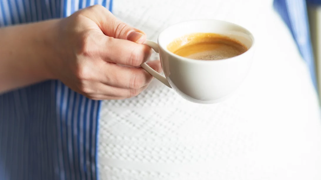 Μπορώ να πίνω καφέ ή αλκοόλ ενώ υποβάλλομαι σε εξωσωματική;