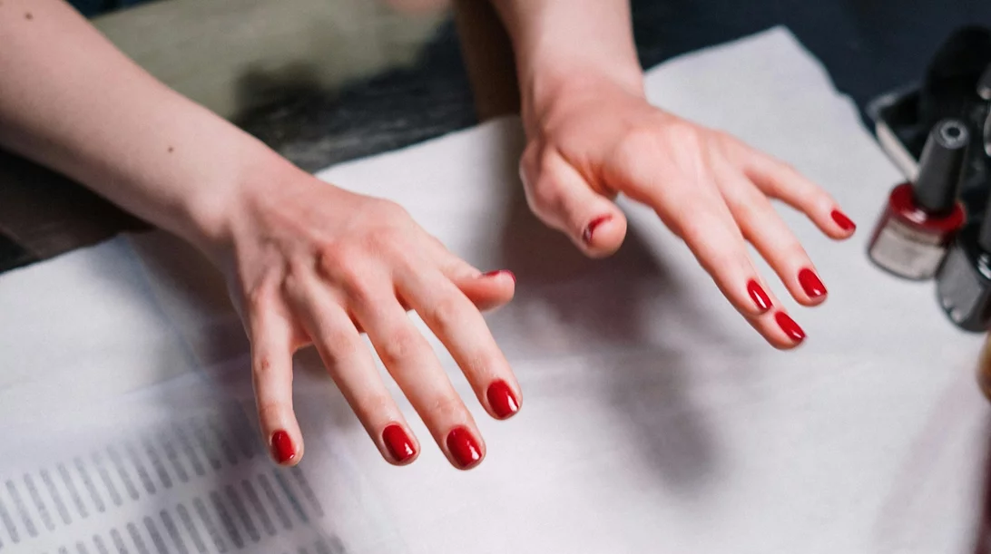Τελικά το ημιμόνιμο καταστρέφει τα νύχια; Ας ξεκαθαρίσουμε τα πράγματα