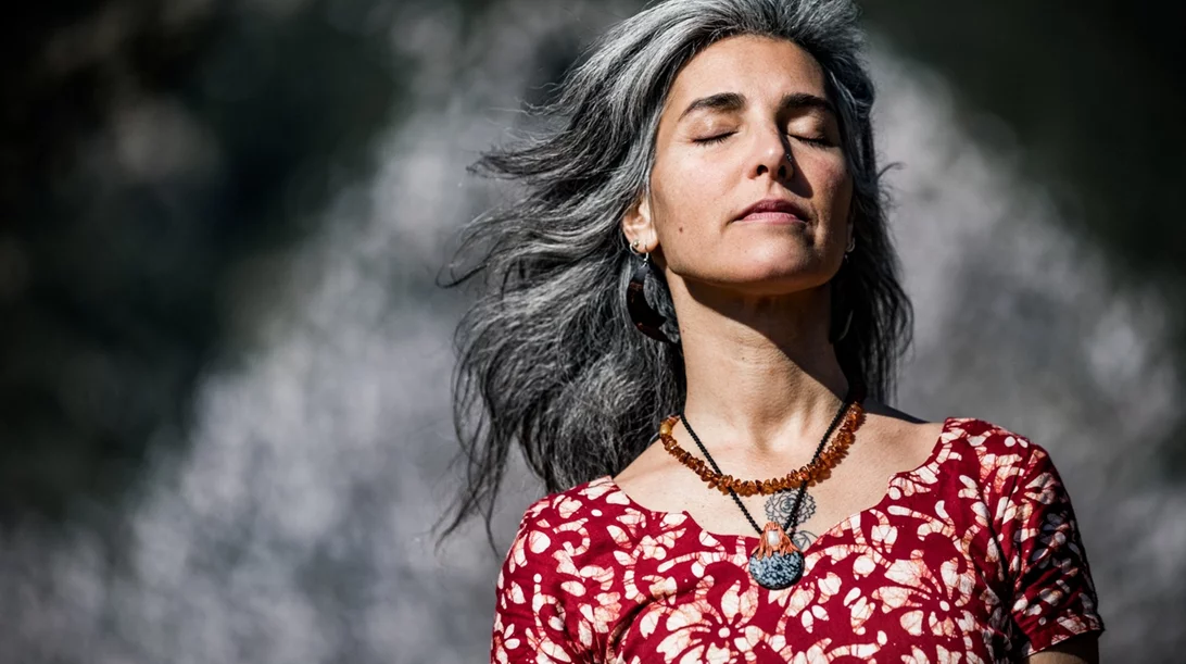 Οι συμβουλές περιποίησης για να μακρύνεις τα γκρίζα μαλλιά σου