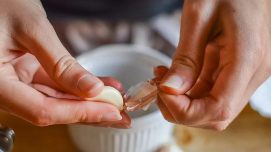 Φτιάξε με σκόρδο 2 τονωτικές συνταγές κατά των ιώσεων