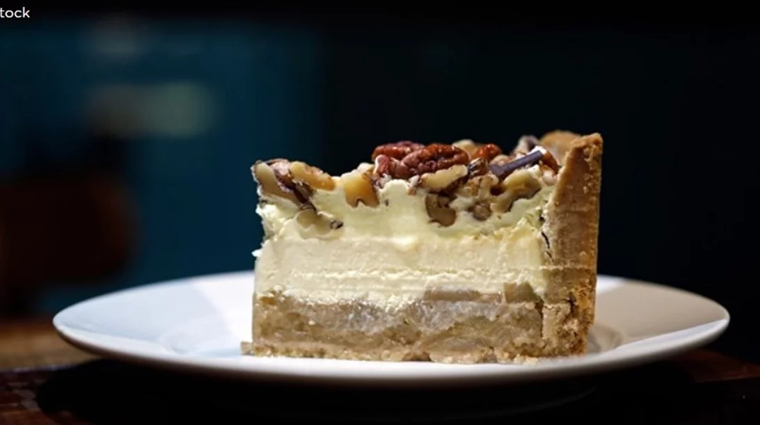 Αν βαρέθηκες την κλασική μηλόπιτα, αυτό το γλυκό χωρίς ζάχαρη με μπισκότα και μήλα θα σε τρελάνει