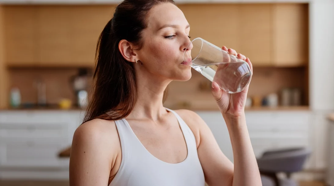 Ξέχνα τον κανόνα των 2 λίτρων - Η πραγματική ποσότητα νερού που πρέπει να πίνεις κάθε μέρα