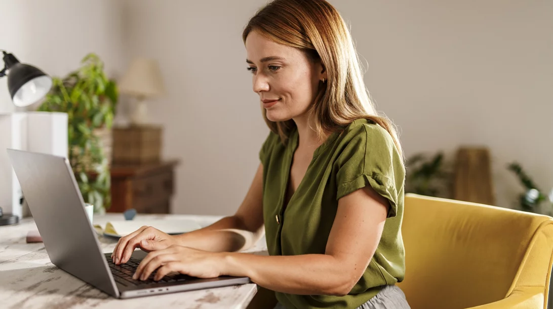 Κάθεσαι όλη μέρα; To σώμα σου χρειάζεται αυτές τις 5 ασκήσεις