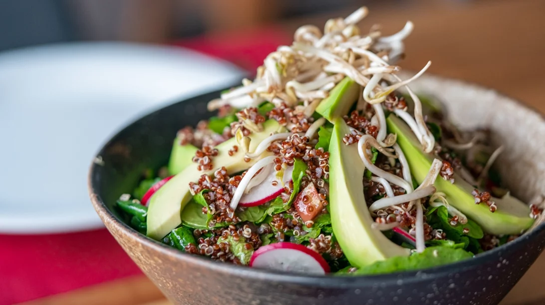 "Είναι γεμάτο βακτήρια": Ειδικός στην ασφάλεια τροφίμων αποκαλύπτει το λαχανικό που δεν τρώει ποτέ