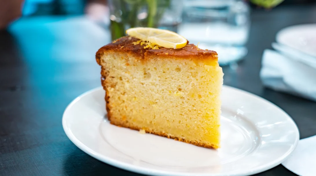 Συνταγή για κέικ γιαουρτιού με λεμόνι - Χωρίς αυγά και βούτυρο, συνδυάζεται τέλεια με παγωτό