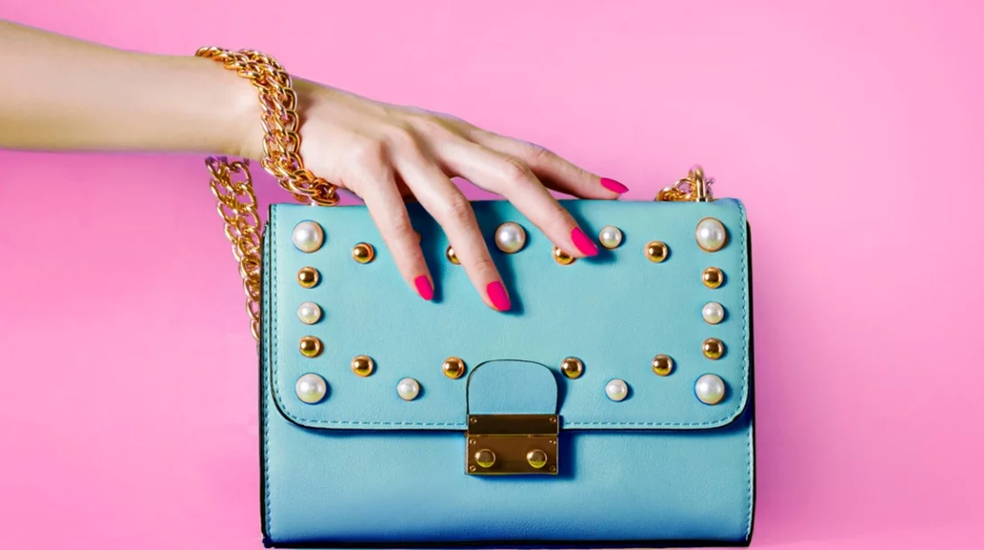 Ξαφνική αδιαθεσία ή μια δύσκολη στιγμή: Τι να έχεις στην τσάντα σου για... άμεση επέμβαση