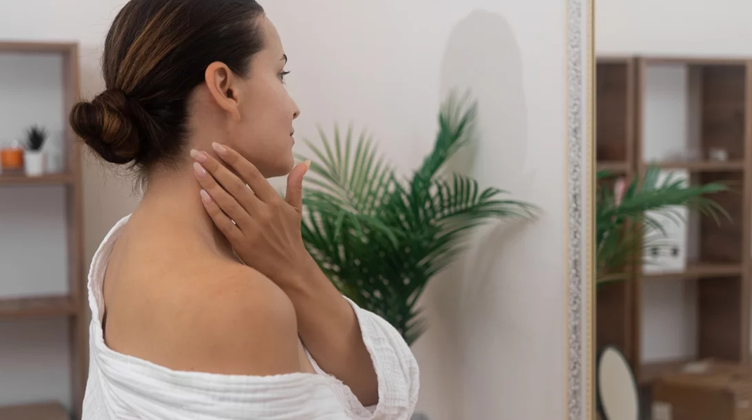 Λαδωμένα μαλλιά; 3 έξυπνα κόλπα για να δείχνουν φρέσκα χωρίς λούσιμο