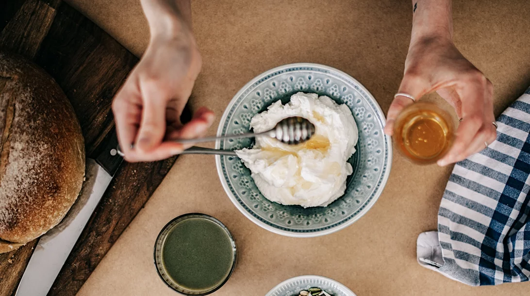 10 ιδέες για θρεπτικά σνακ έως 200 θερμίδες με πρωτεΐνη, υδατάνθρακα και λιπαρά σε τέλεια αναλογία
