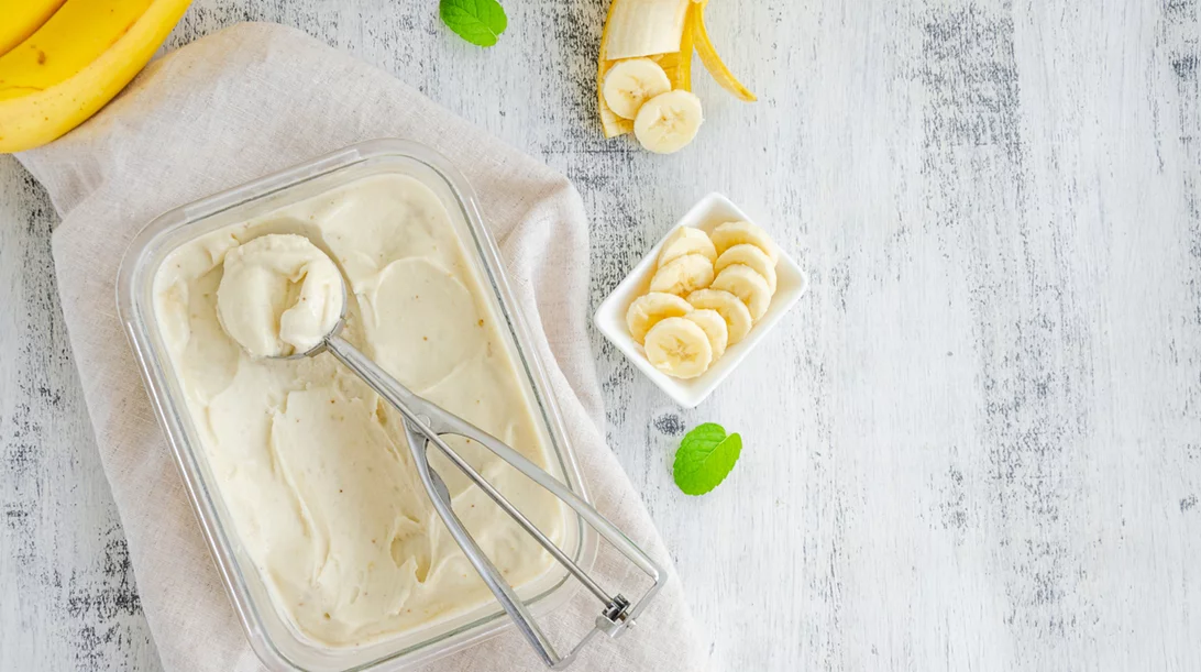Τέσσερις συνταγές για παγωτό φτιαγμένο μόνο από μπανάνα (χωρίς αυγά για ελαφρύ αποτέλεσμα)