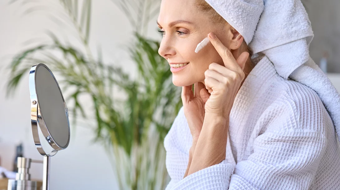 Λιπαρή επιδερμίδα μετά τα 50: Πώς να φροντίσετε αποτελεσματικά την επιδερμίδα σας