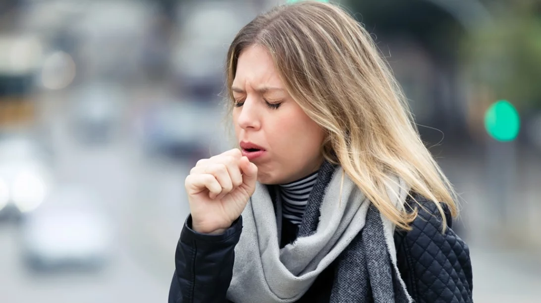 Μπορεί να έχεις πνευμονία χωρίς βήχα; Τα συμπτώματά της σε ενήλικες και μωρά