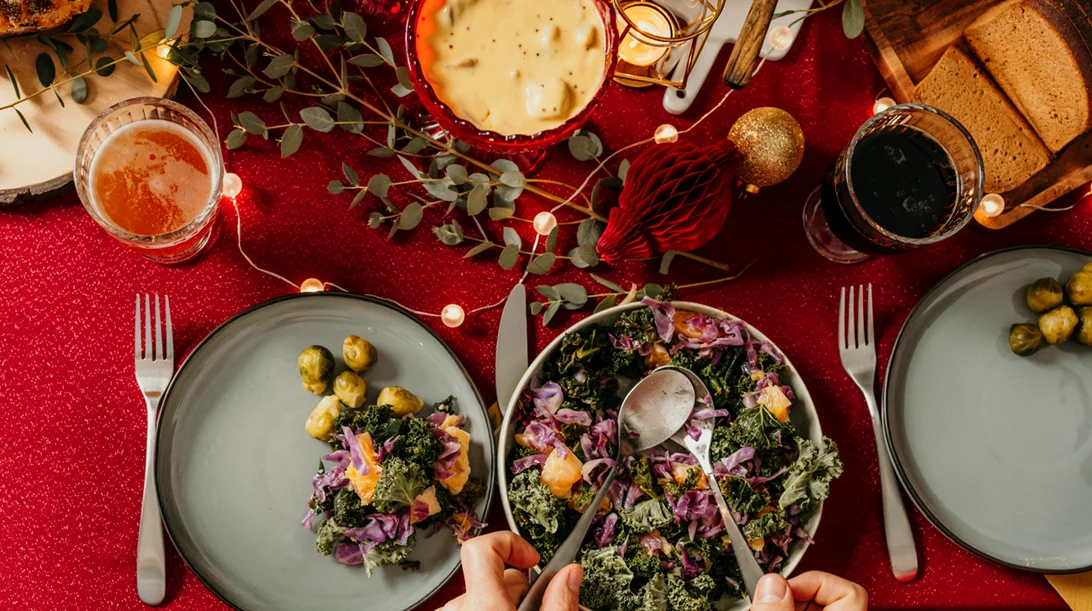 Και γιορτινές και υγιεινές! 7 σαλάτες για τα Χριστούγεννα που παίρνουν την έγκριση του διατροφολόγου