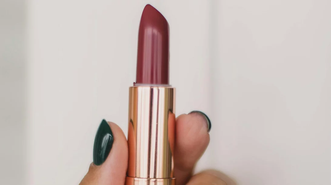 Κραγιόν: Τα χρώματα που πρέπει να έχει το νεσεσέρ σου φέτος το φθινόπωρο