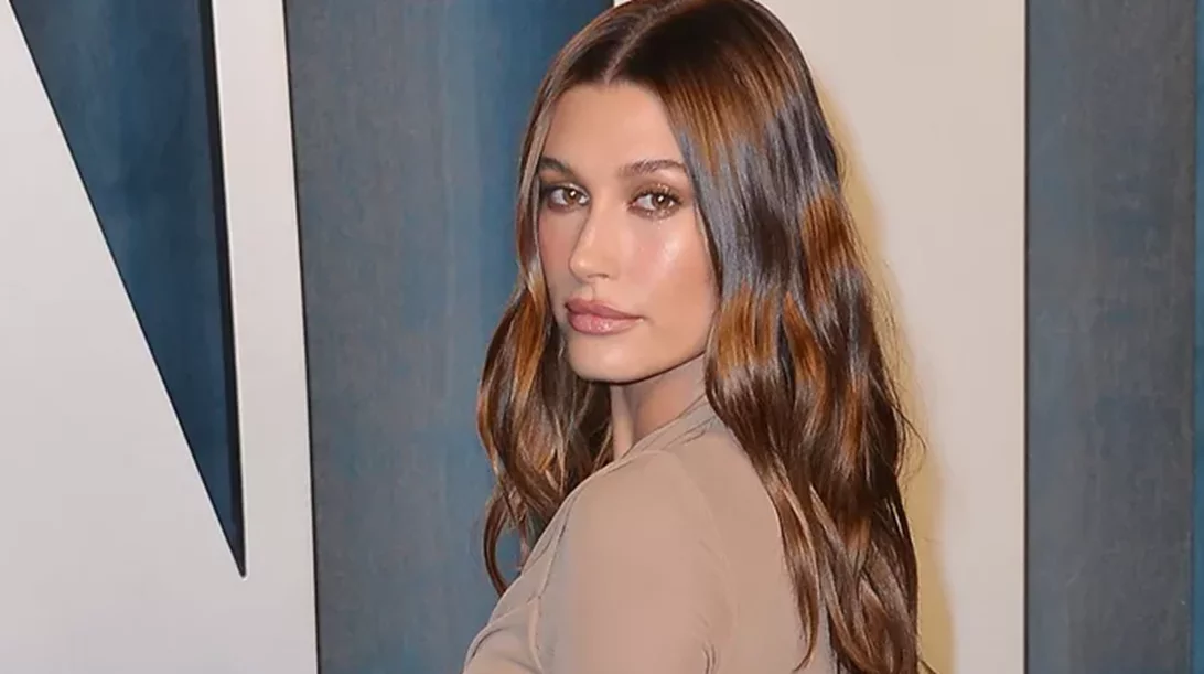 Πώς να αντιγράψεις το φρέσκο μακιγιάζ της Hailey Bieber για να φαίνεσαι πιο ξεκούραστη