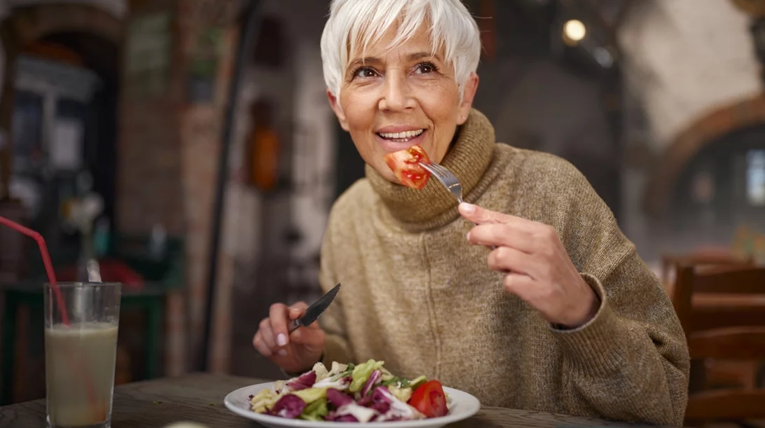 Το μυστικό της μακροζωίας: Ποιες τροφές ενισχύουν τα βακτήρια που κάνουν τους ανθρώπους να ζουν 100 χρόνια