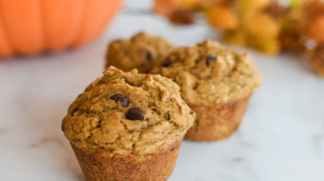 Τα φτιάξαμε! Υγιεινά μάφινς με μπανάνα, πουρέ κολοκύθας και χουρμά!  Χωρίς ζάχαρη, χωρίς βούτυρο!