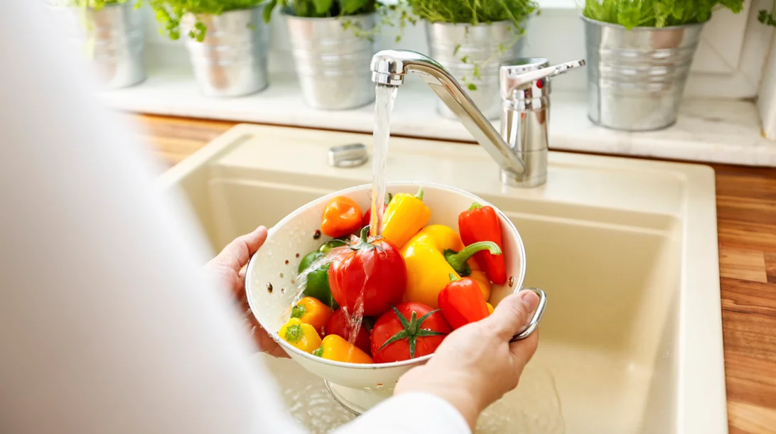 Είναι καλό να πλένεις τα φρούτα και τα λαχανικά με σαπούνι;