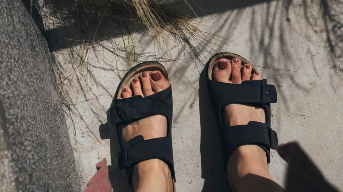 Ιδρώνουν τα πόδια σου; Οι συχνότερες αιτίες, η υπεριδρωσία και πώς θα το αποφύγεις