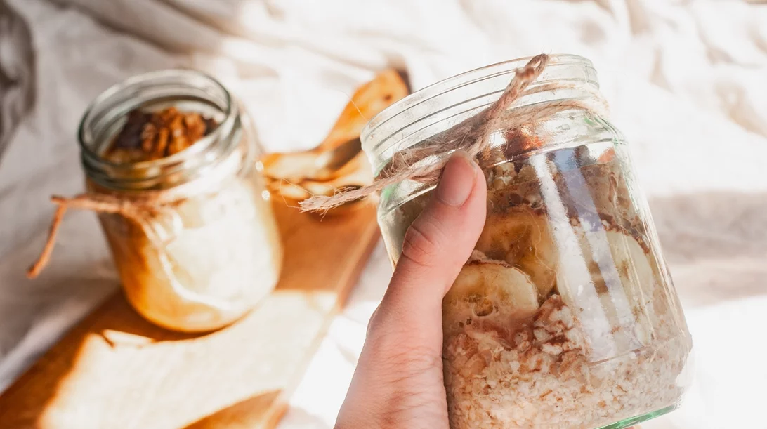 Συνταγές για βρώμη: Πώς θα κάνεις overnight oats με τις 3 πιο γνωστές εκδοχές για βρώμη από το βράδυ