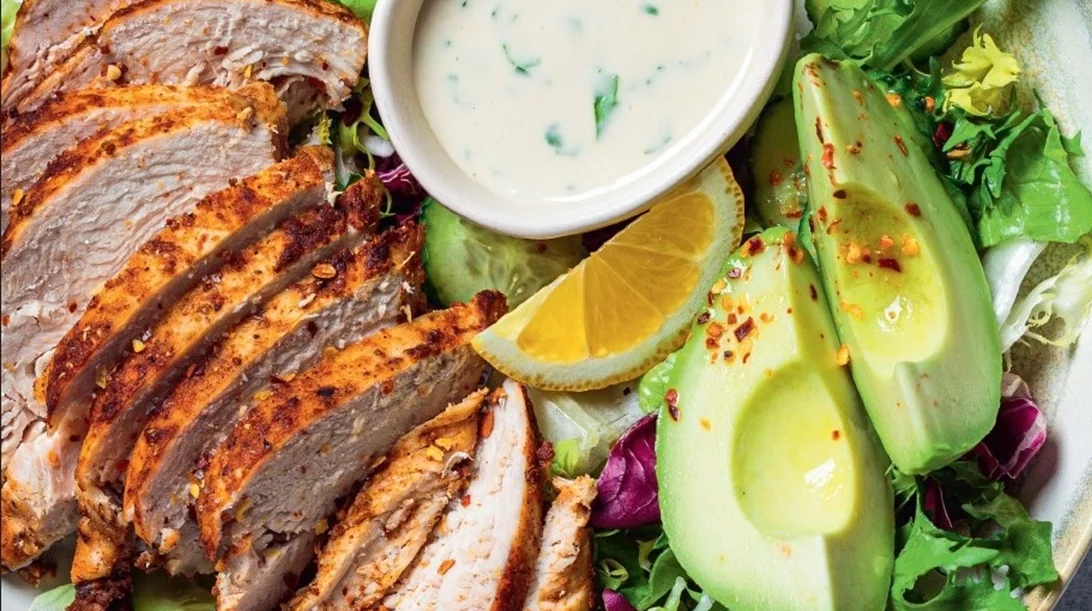 Σαλάτα με κοτόπουλο και αβοκάντο (μπορείς να την καταναλώσεις και ως κυρίως γεύμα)