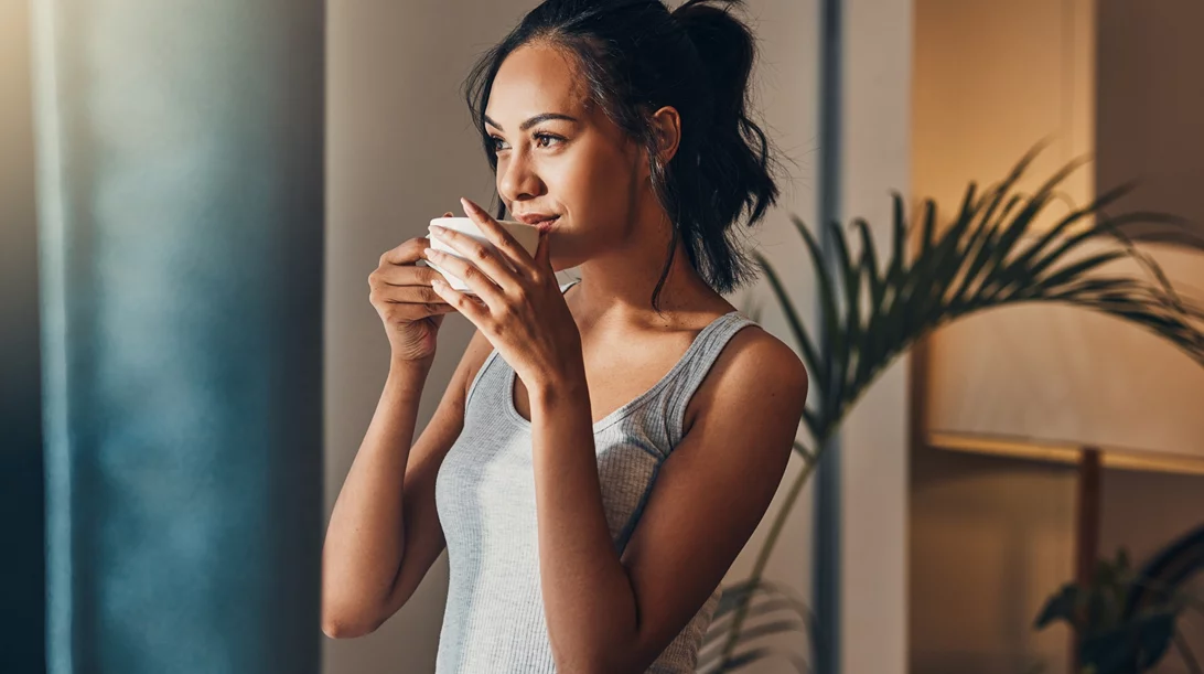 Το ρόφημα που πίνουν οι Ασιάτισσες και δεν ασπρίζουν τα μαλλιά τους