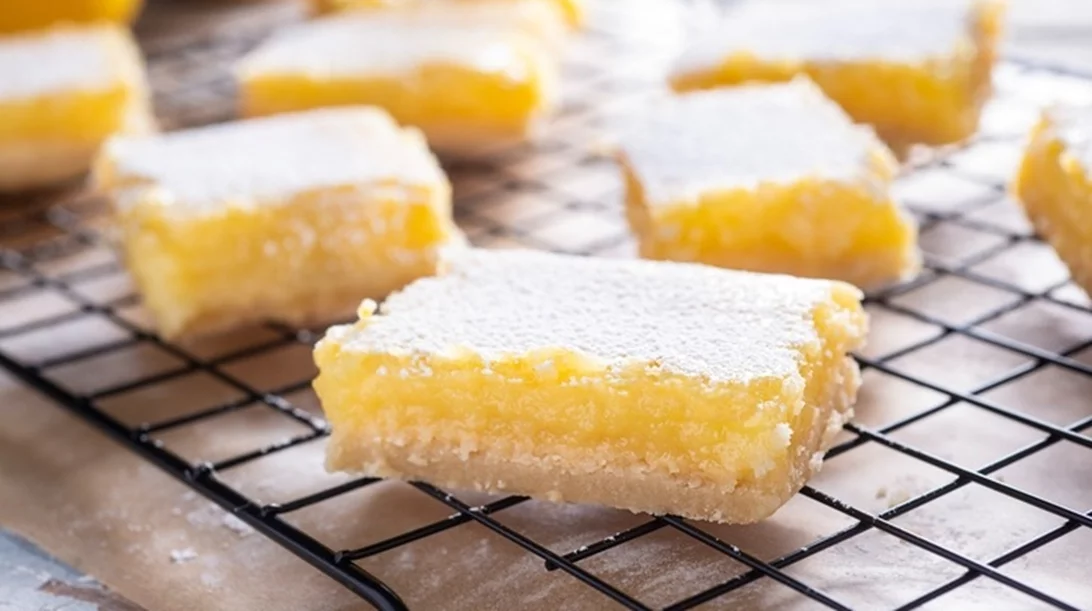 Mπάρες λεμονιού με βάση από μπισκότο