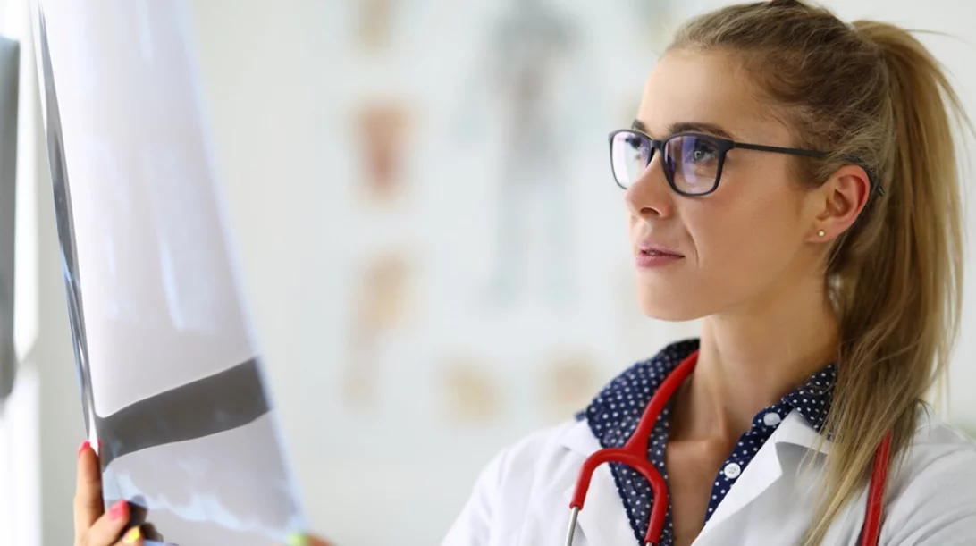 Τι είναι η αξονική τομογραφία, πότε συστήνεται και πότε αποφεύγεται