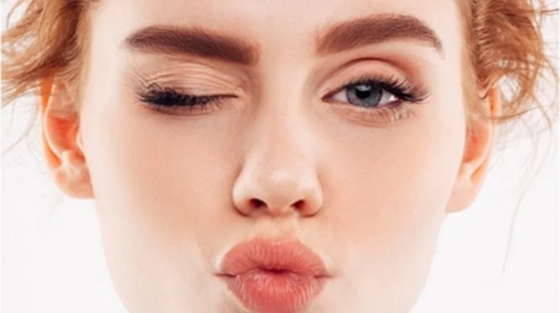 Αυτό είναι το καλύτερο lip oil για juicy αποτέλεσμα στα χείλη