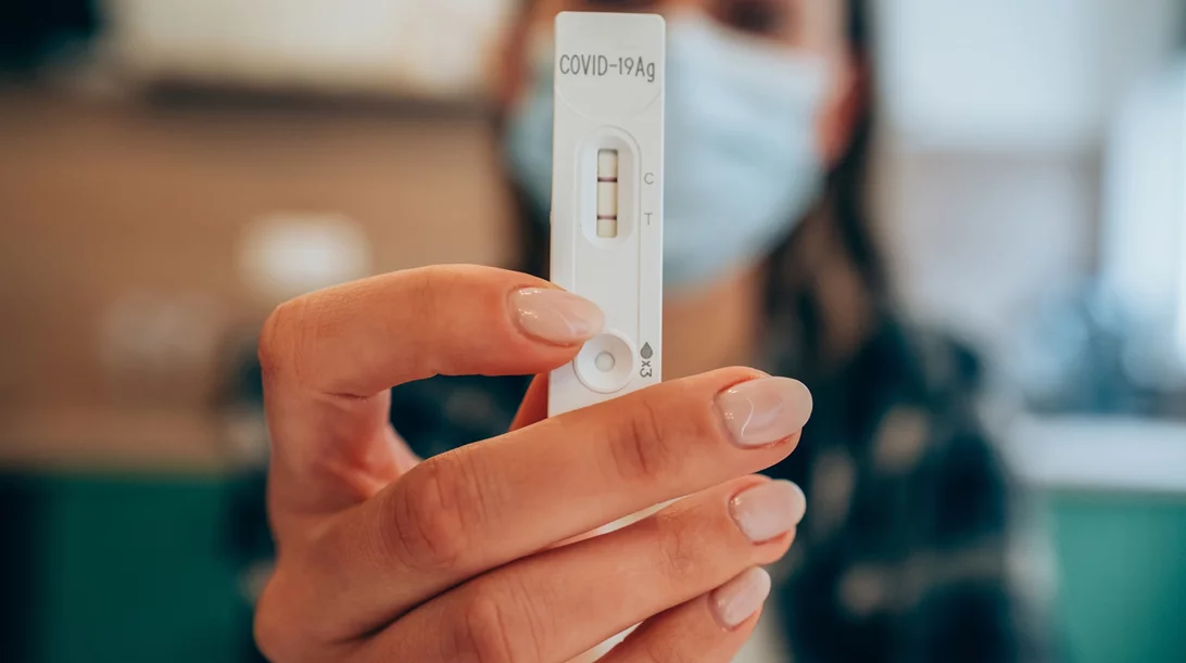 Covid και παραλλαγή FLiRT: Ποια είναι τα ύπουλα συμπτώματα;