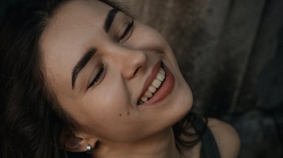 3 χρώματα κραγιόν που ταιριάζουν απόλυτα σε μελαχρινές