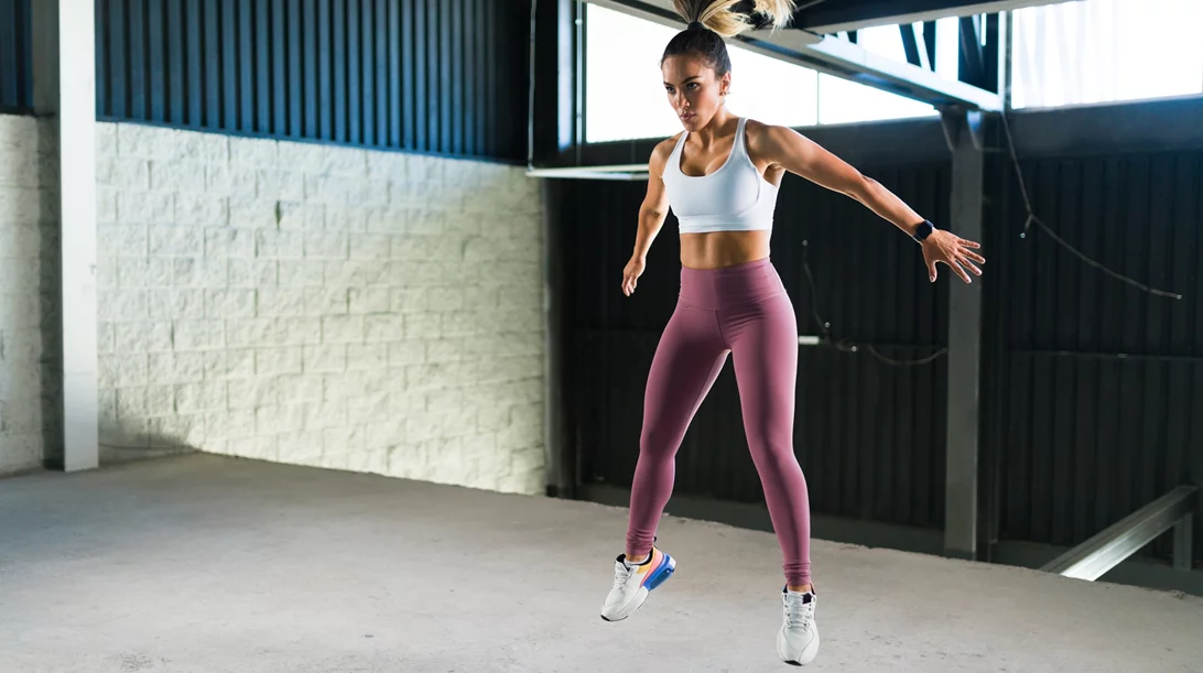 Κάψε λίπος στο φουλ: Oι 6 καλύτερες ασκήσεις για το σπίτι και το γυμναστήριο