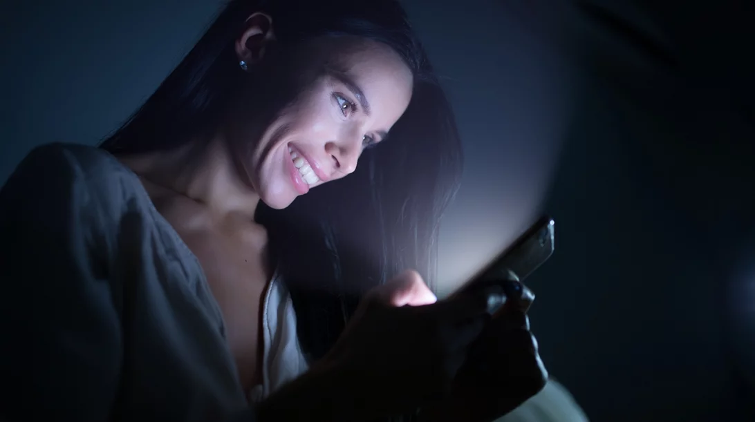 Η μπλε ακτινοβολία μπορεί να γεράσει πρόωρα την επιδερμίδα: Δες πώς θα αντιμετωπίσεις το φαινόμενο