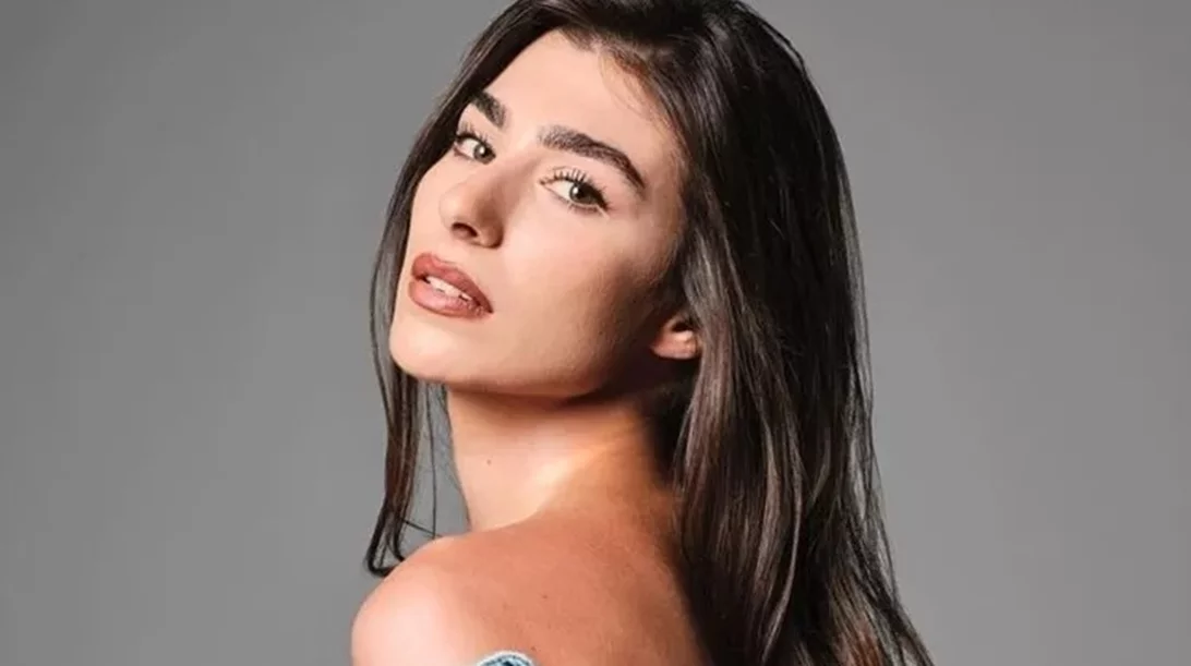 Η Χρύσα Μιχαλοπούλου με το χρώμα νυχιών που "φοριέται" ήδη πιο πολύ από το μπορντό