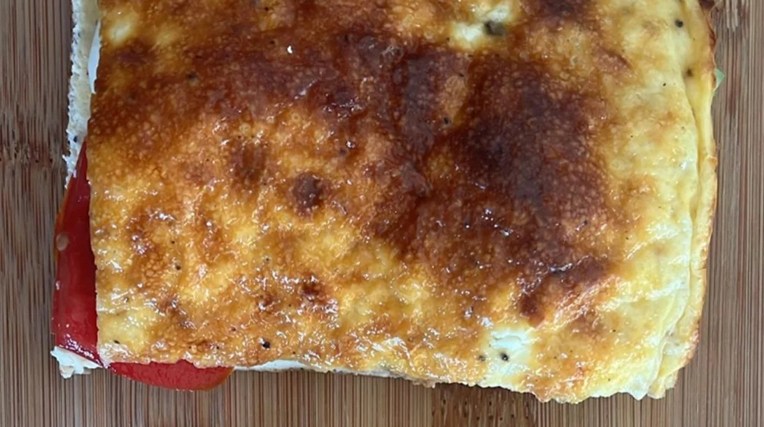 Η πιο viral πρωτεϊνική τορτίγια του ΤikΤok με μόνο 2 υλικά (χωρίς υδατάνθρακες)