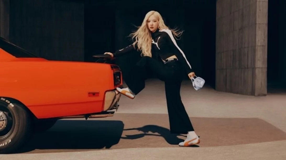 PUMA Speedcat: Η Rosé φορά τα νέα παπούτσια της PUMA και μας οδηγεί με ταχύτητα στο μέλλον