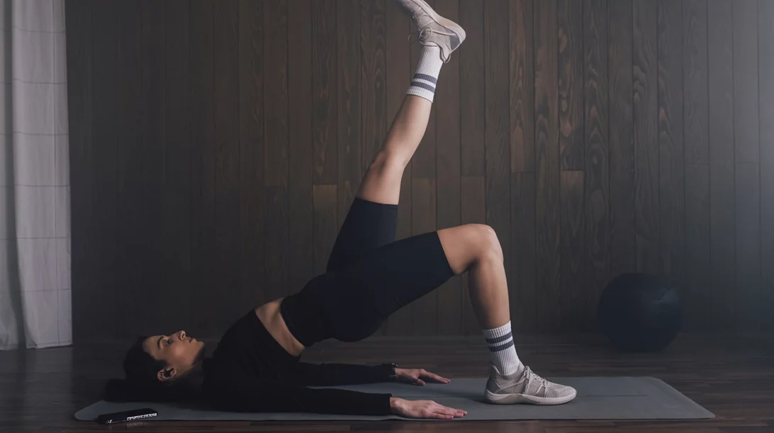 Δουλεύεις καθιστή; Ξεφορτώσου τους πόνους στη μέση με 5 απλές ασκήσεις κορμού