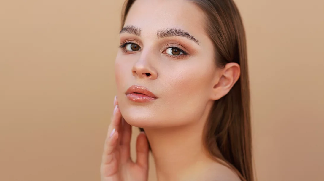 Η ενυδατική με χρώμα που μοιάζει με φίλτρο πάνω στο δέρμα