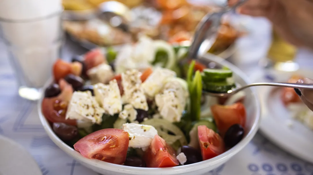 Ντάκος ή χωριάτικη; Ποια σαλάτα είναι πιο υγιεινή;