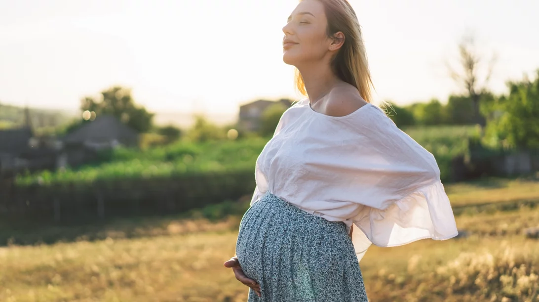 Εγκυμοσύνη: Πώς θα φροντίσεις τον εαυτό σου και το μωρό κατά τη διάρκεια του καλοκαιριού