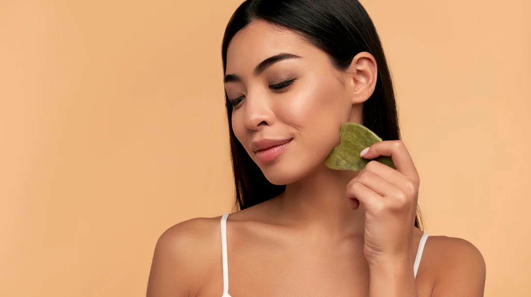 Μπορεί μια gua sha πέτρα να προκαλέσει ρυτίδες στο πρόσωπο;