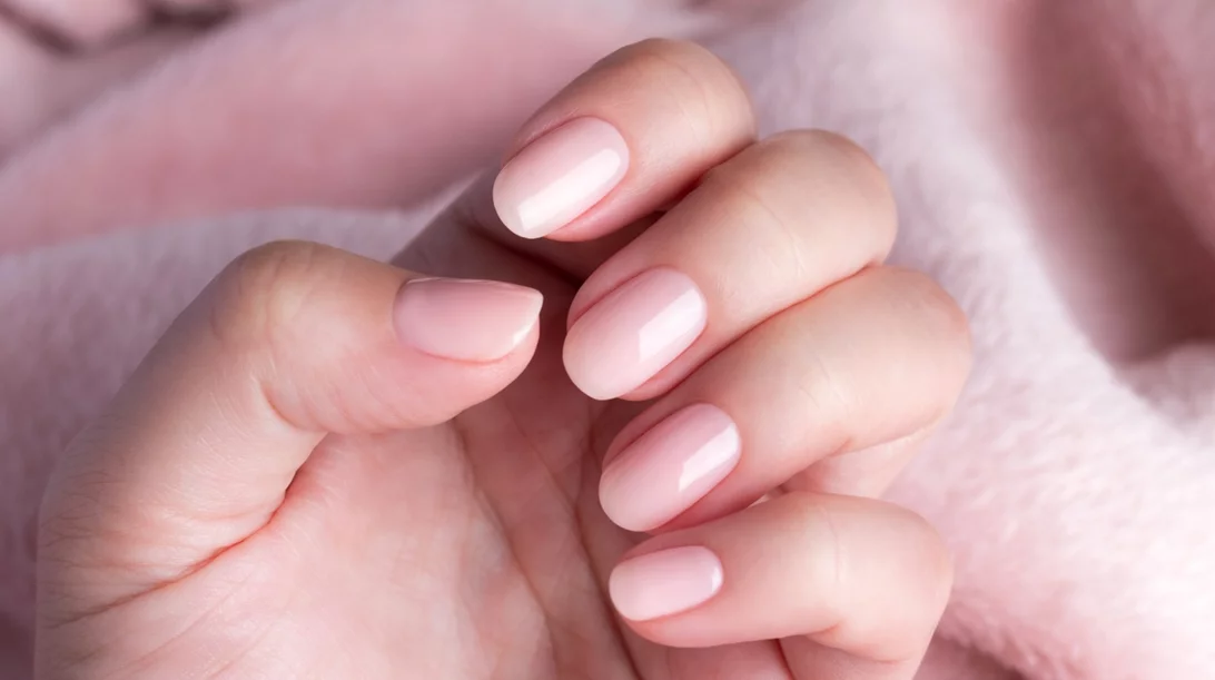 Strawberry milk nails: Το κομψό μανικιούρ που θα κάνουμε όλες μας το καλοκαίρι