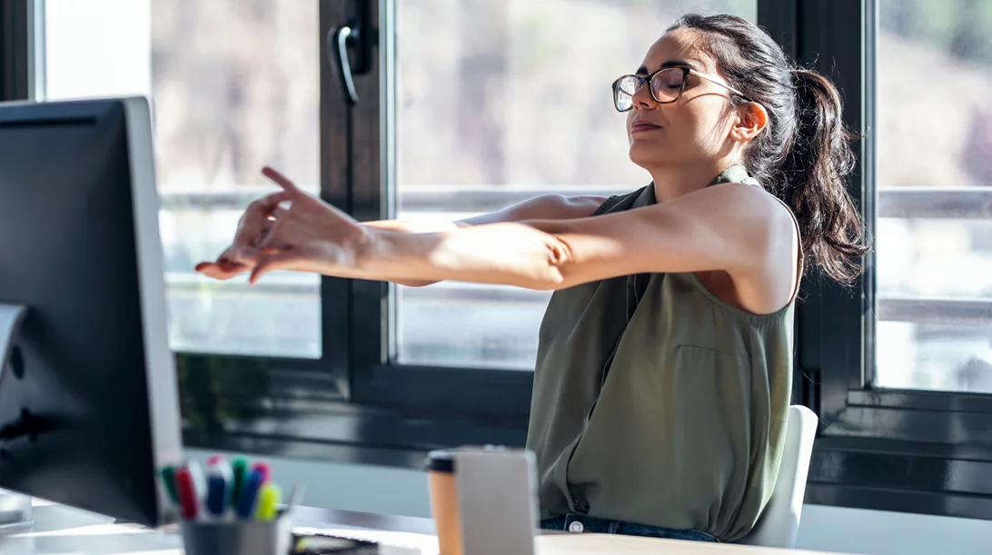 Πιάστηκες στο γραφείο; Kάνε αυτές τις 8 ασκήσεις στην καρέκλα για άμεσα αποτελέσματα