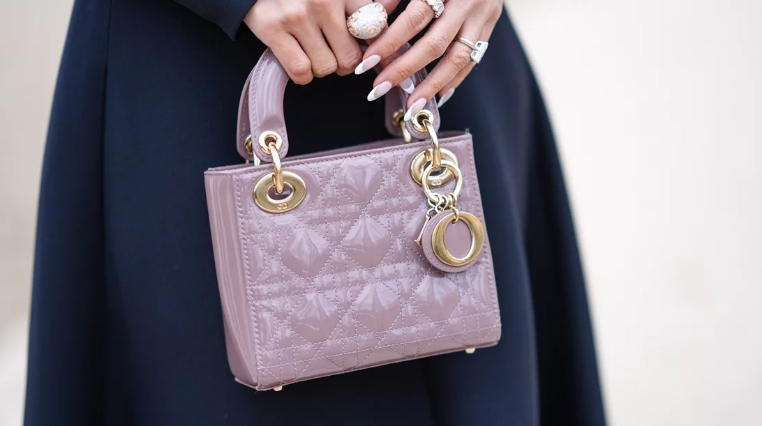 Το λιλά είναι το νέο nude στο μανικιούρ της φετινής άνοιξης: 5 lavender nail looks που θα δείξουν πολύ κομψά