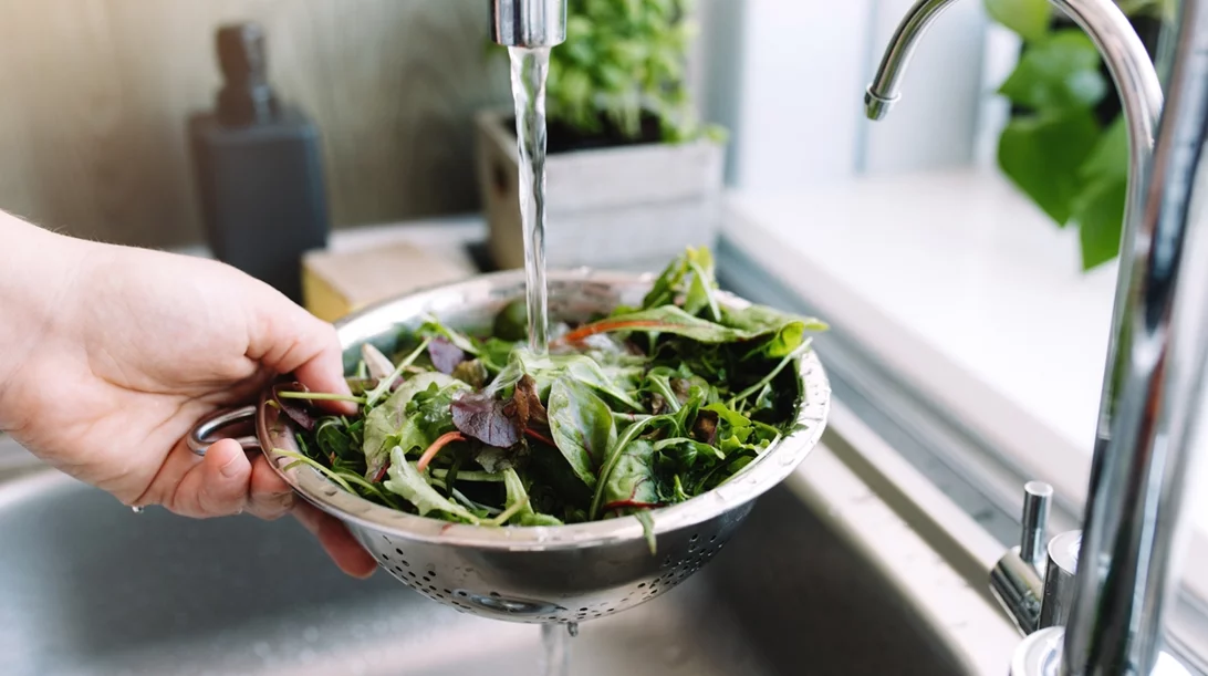 3 λόγοι για να ξεπλύνεις (ξανά) τη συσκευασμένη σαλάτα