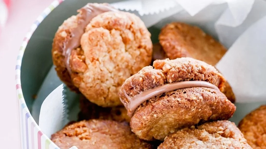 Γεμιστά μπισκότα βρώμης με φυστικοβούτυρο