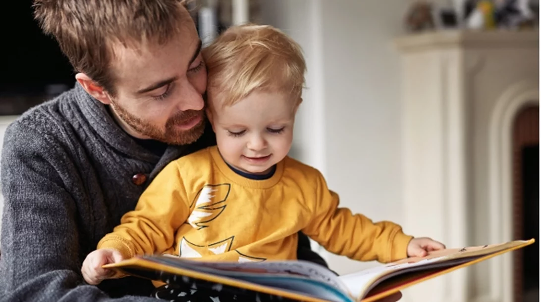 Η ανάγνωση βιβλίων από κοινού με τους γονείς διευκολύνει τη μάθηση στα παιδιά