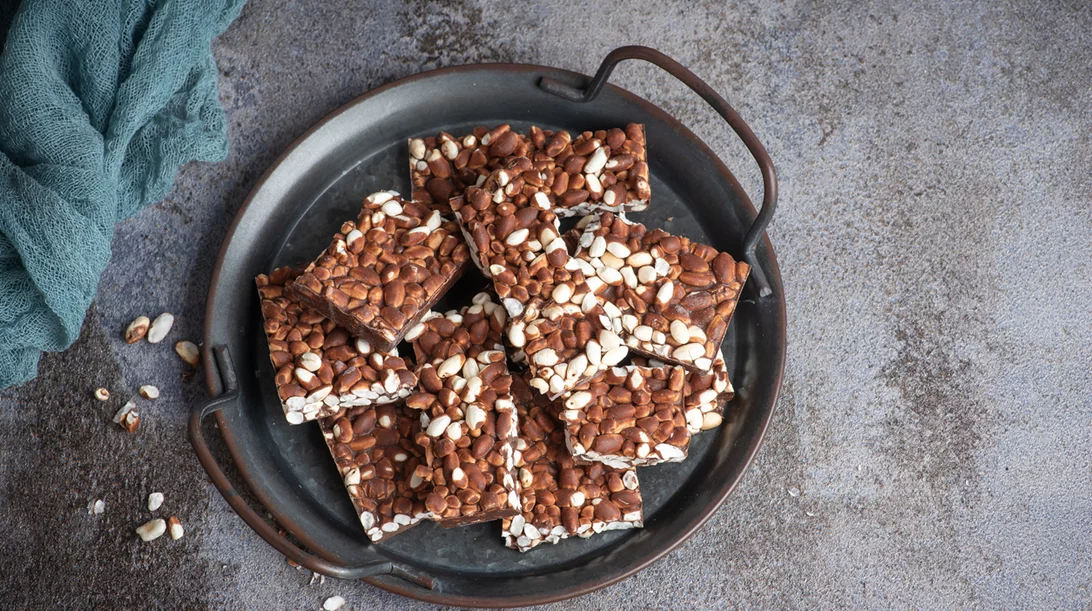 Μπάρες πρωτεΐνης με γεύση Snickers! Η υγιεινή και γρήγορη συνταγή με βάση της τη ρυζογκοφρέτα