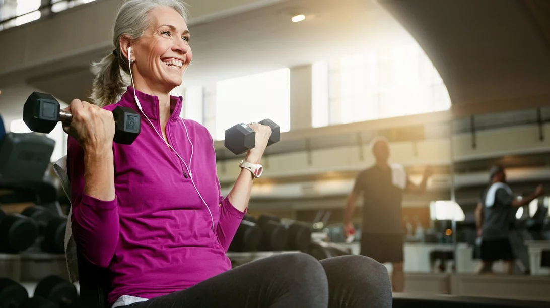 Μετά τα 60: Ο σωστός τρόπος να ξεκινήσεις βάρη χωρίς τραυματισμούς