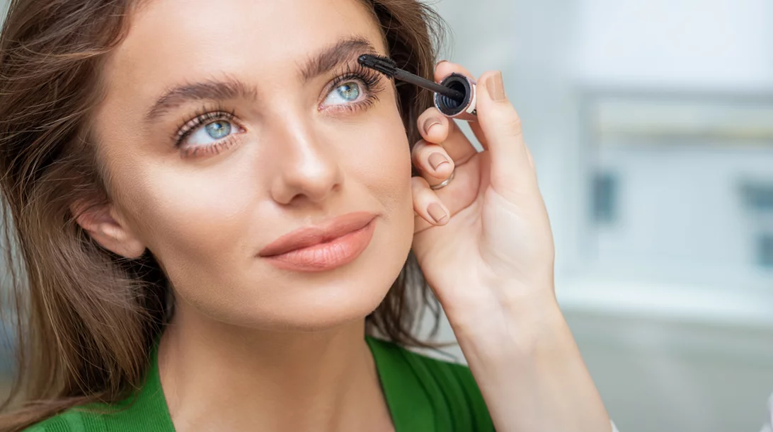 Η χρωματιστή εκδοχή του eye liner που επικρατεί στο street style φέτος